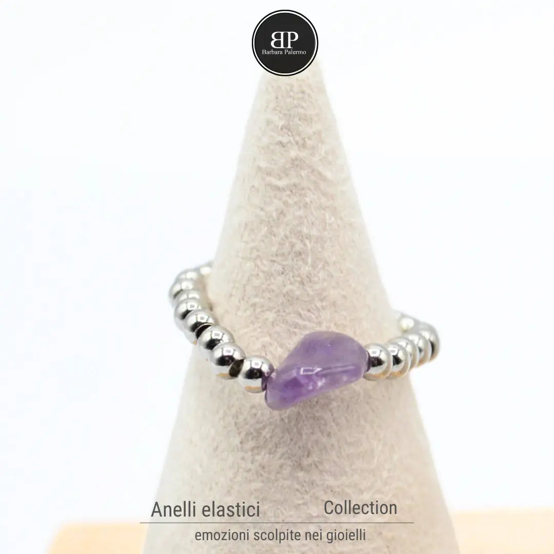 Elastischer Ring mit unregelmäßigem Amethyst und Stahlkugeln