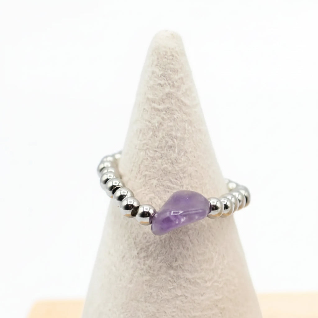 Anello Elastico con Ametista Irregolare e Sfere di Acciaio
