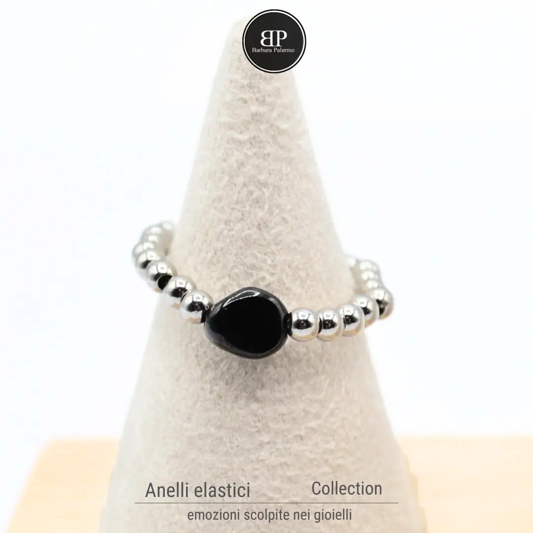 Elastischer Ring mit unregelmäßigem schwarzem Onyx und Stahl