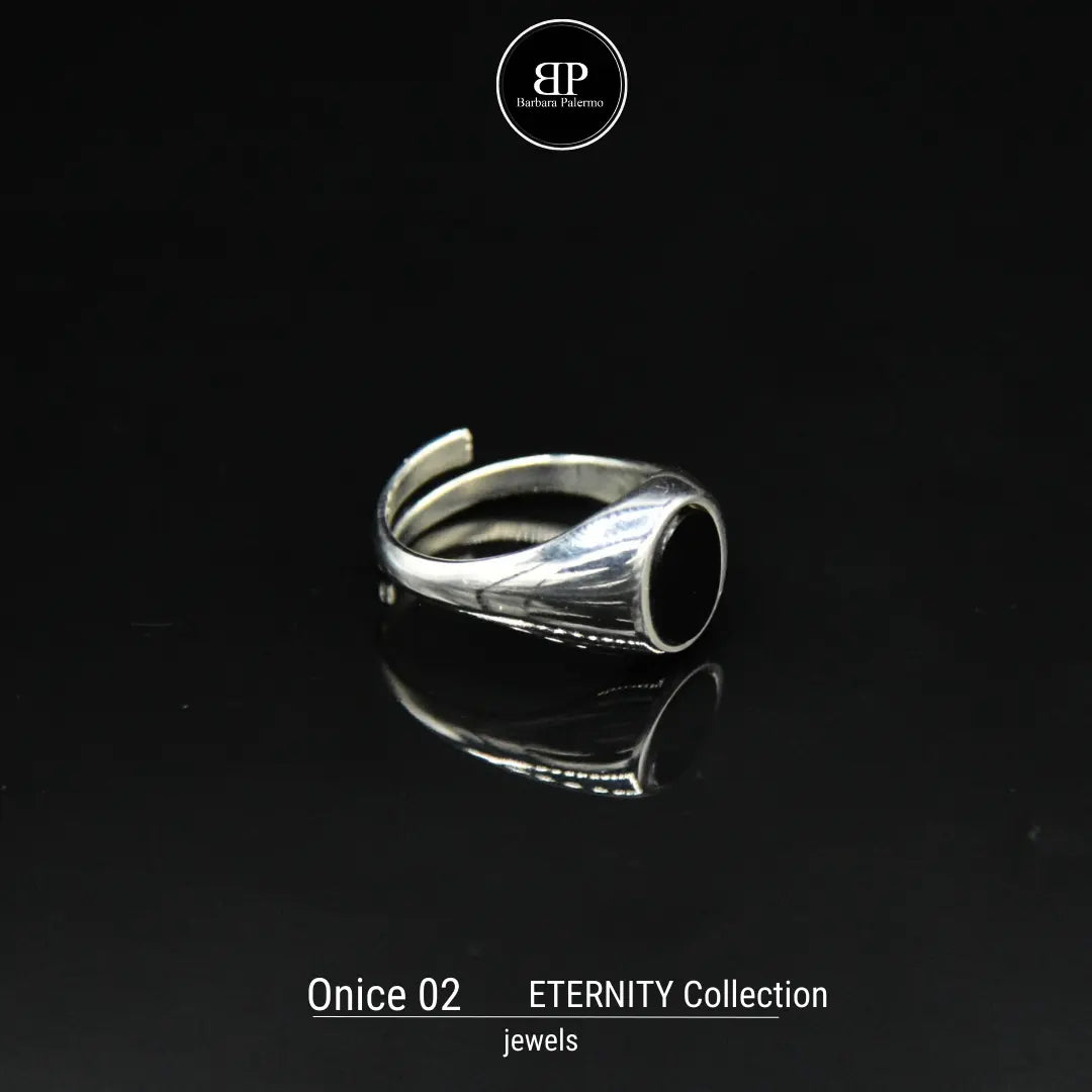 Eternity - Anello con Onice Nero Piatto: Forza e Eleganza