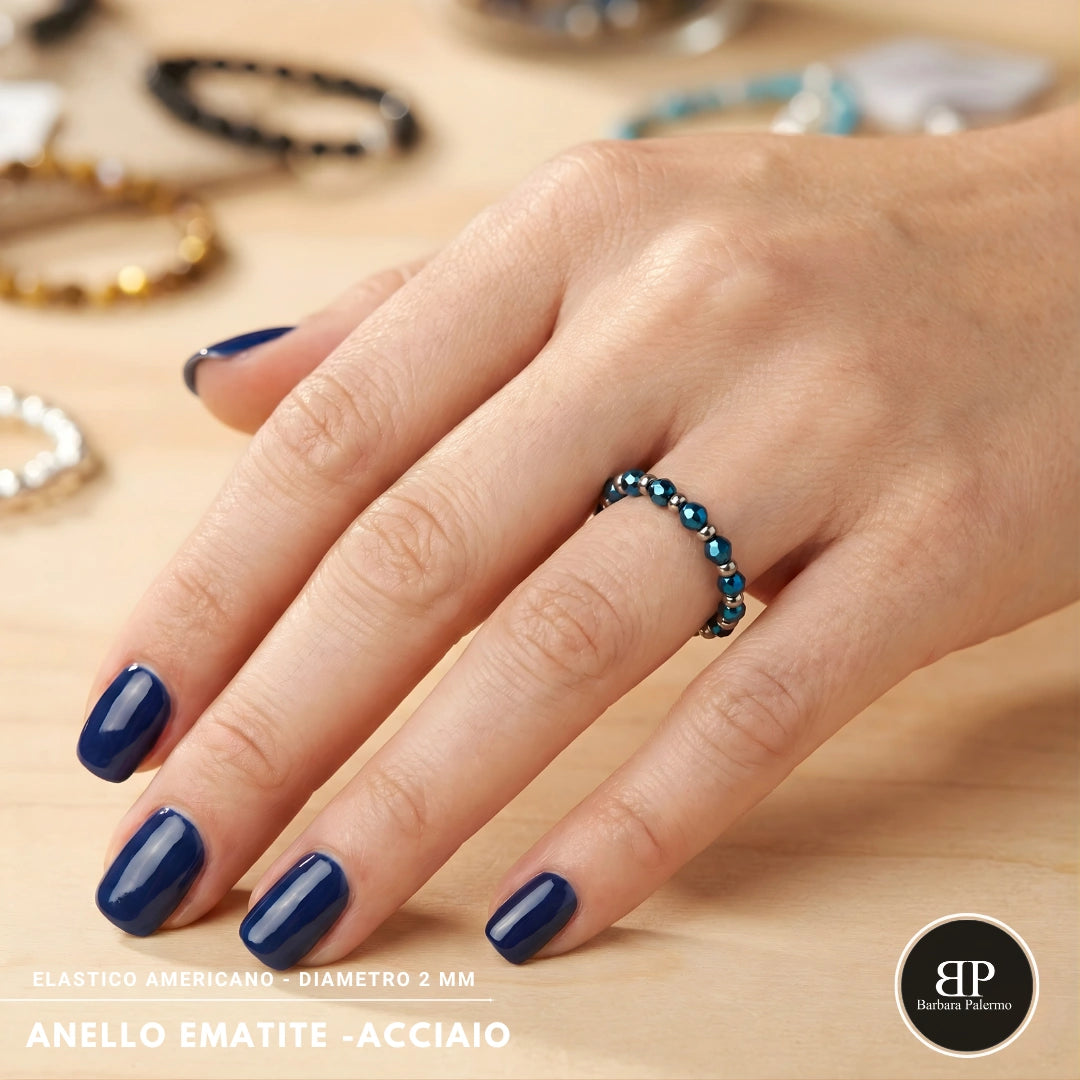 Elastischer Ring mit facettiertem, poliertem blauem Hämatit