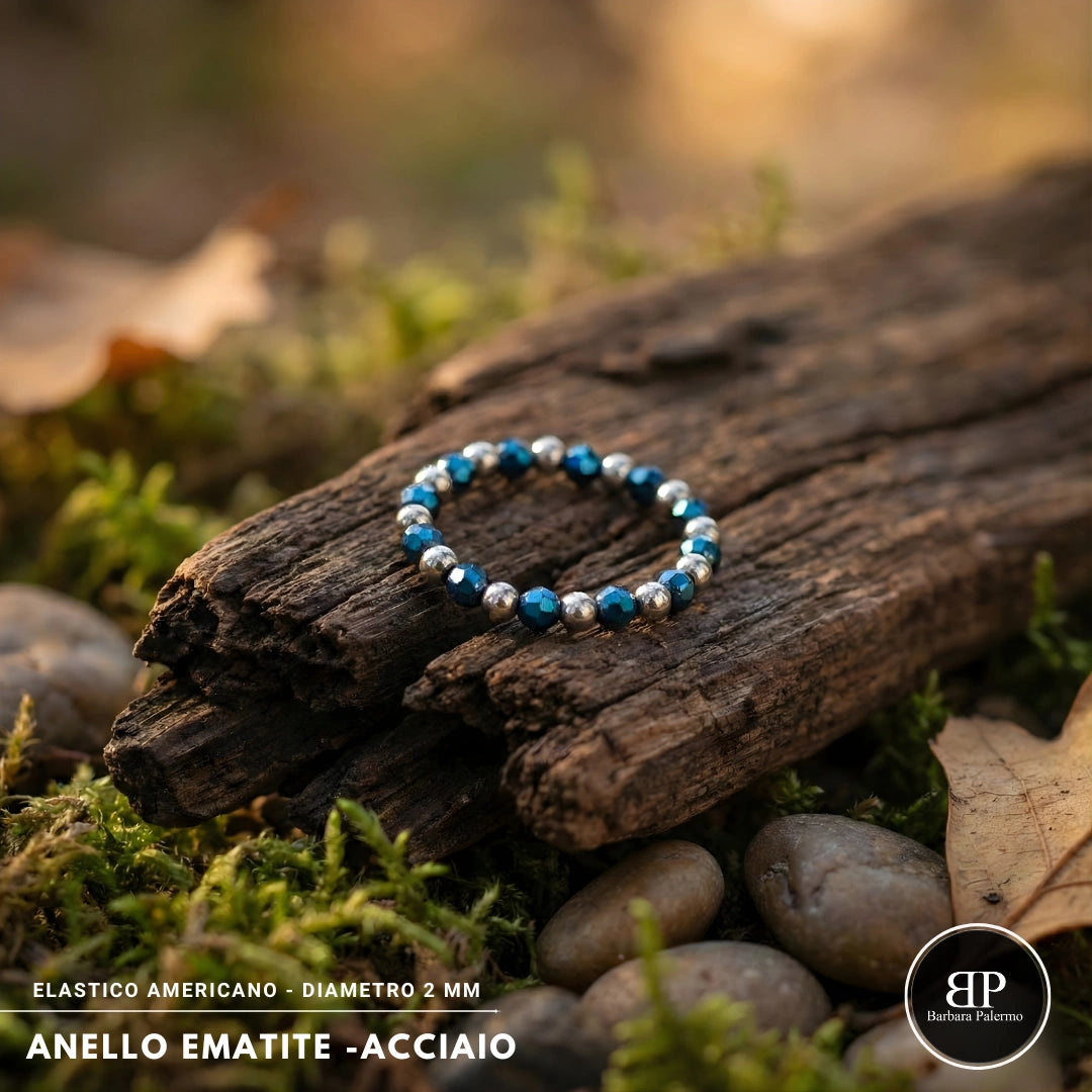 Elastischer Ring mit facettiertem, poliertem blauem Hämatit