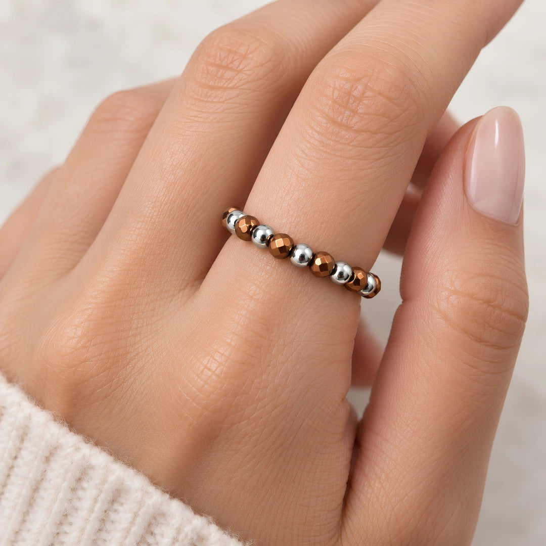 Elastischer Ring mit unregelmäßigem Amethyst und Stahlkugeln