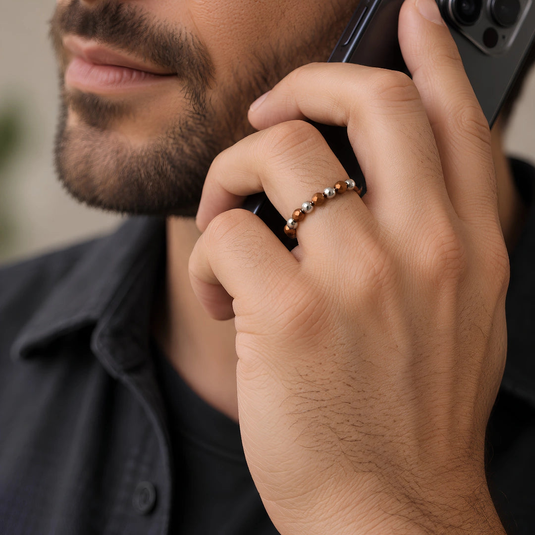 Elastischer Ring mit unregelmäßigem Amethyst und Stahlkugeln