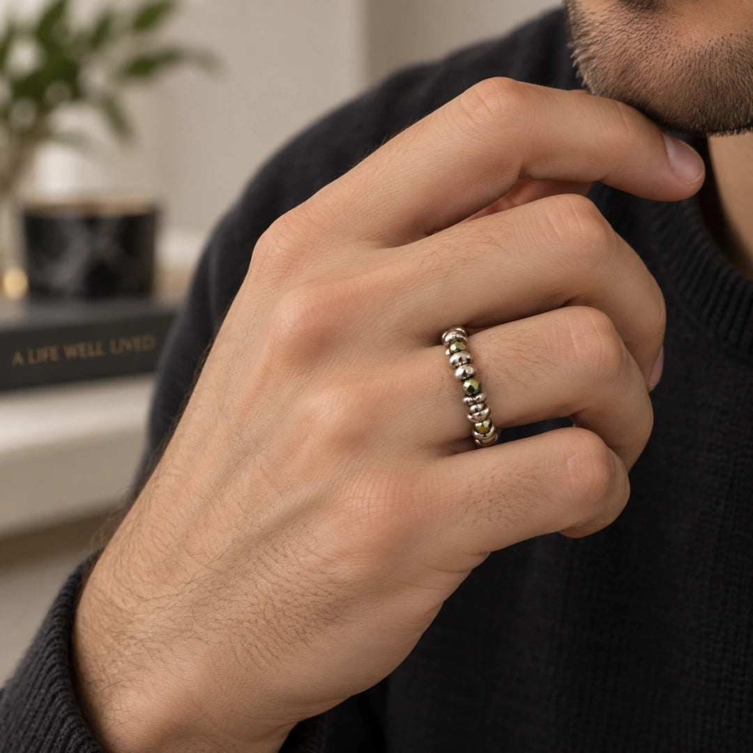 Elastischer Ring mit unregelmäßigem Amethyst und Stahlkugeln