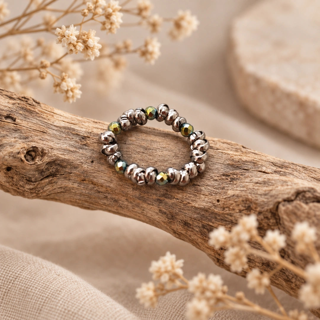Elastischer Ring mit unregelmäßigem Amethyst und Stahlkugeln
