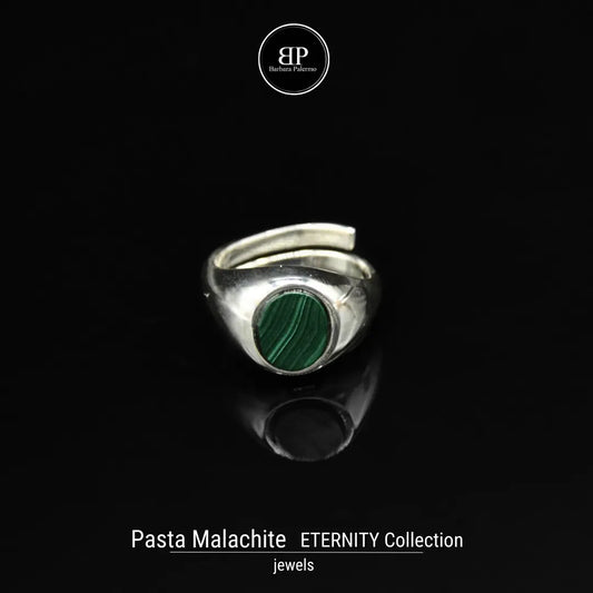 Eternity - Anello con Pasta di Malachite: Stile e Significato in Ogni Dettaglio