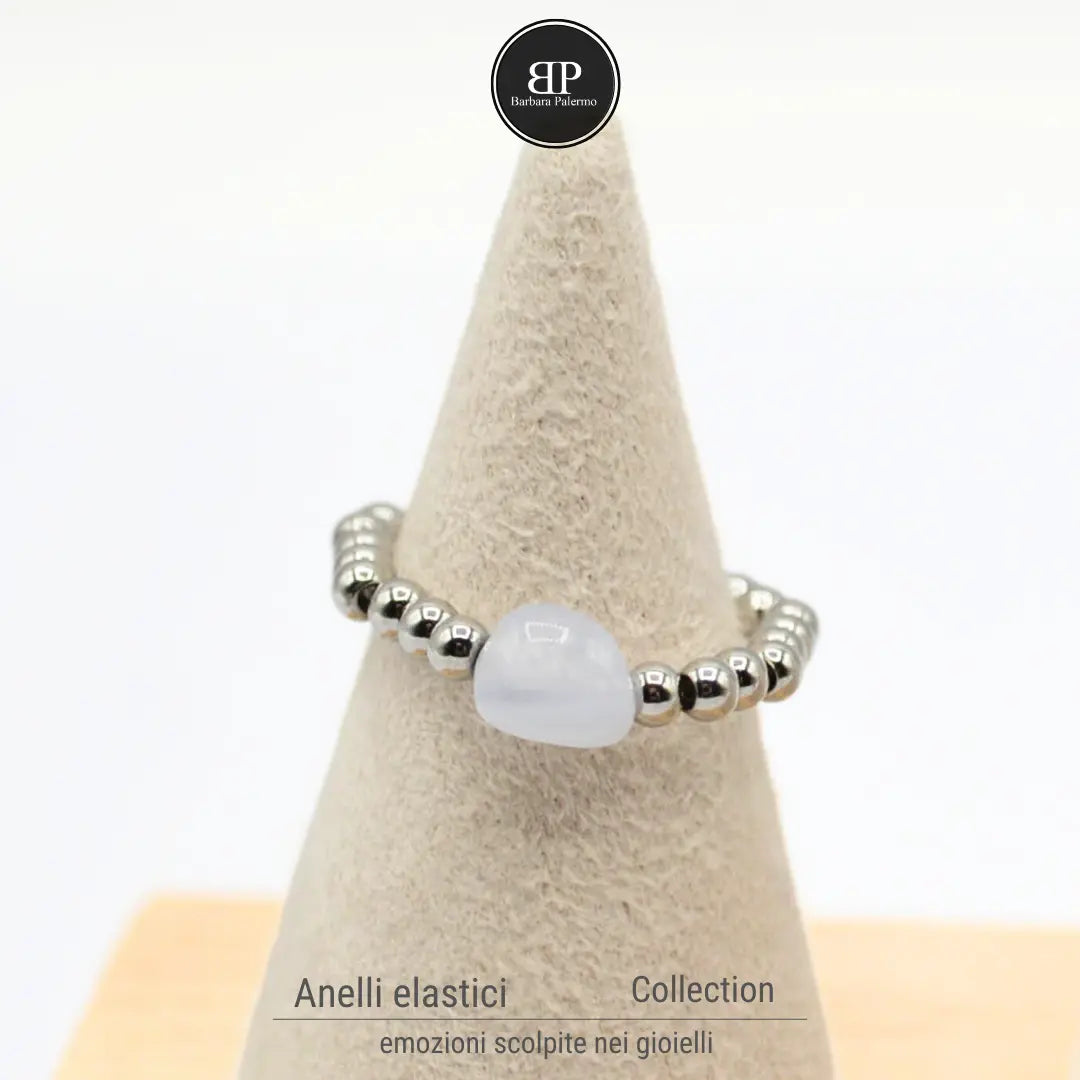 Anello Elastico con Quarzo Bianco - Eleganza Essenziale e Comfort