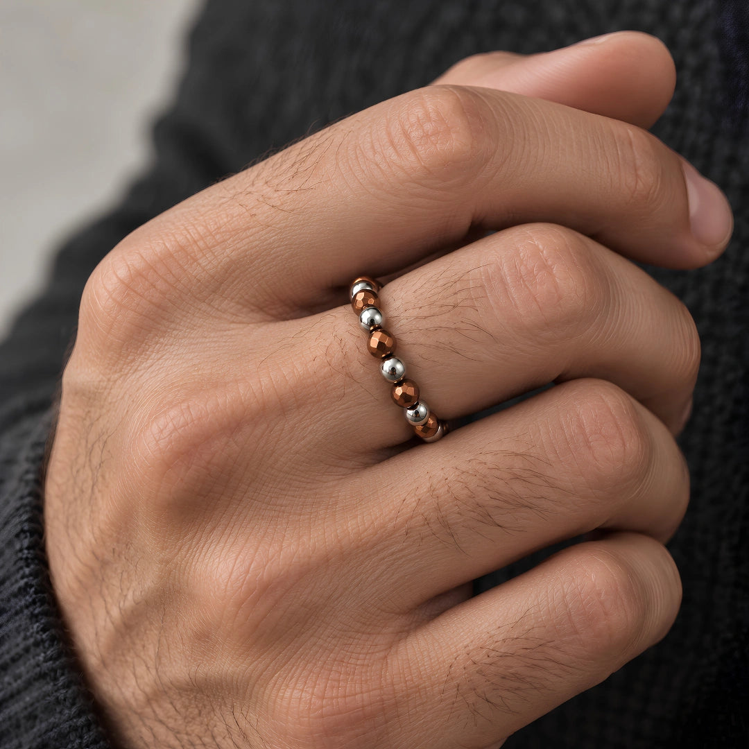 Elastischer Ring mit unregelmäßigem Amethyst und Stahlkugeln
