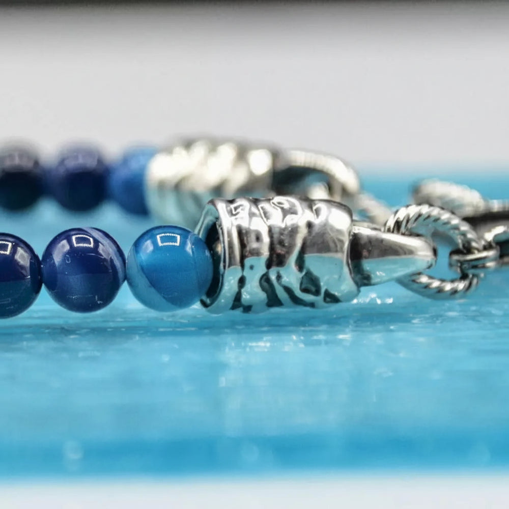 Dettaglio delle sculture d'onda placcate argento del bracciale Ocean Miami