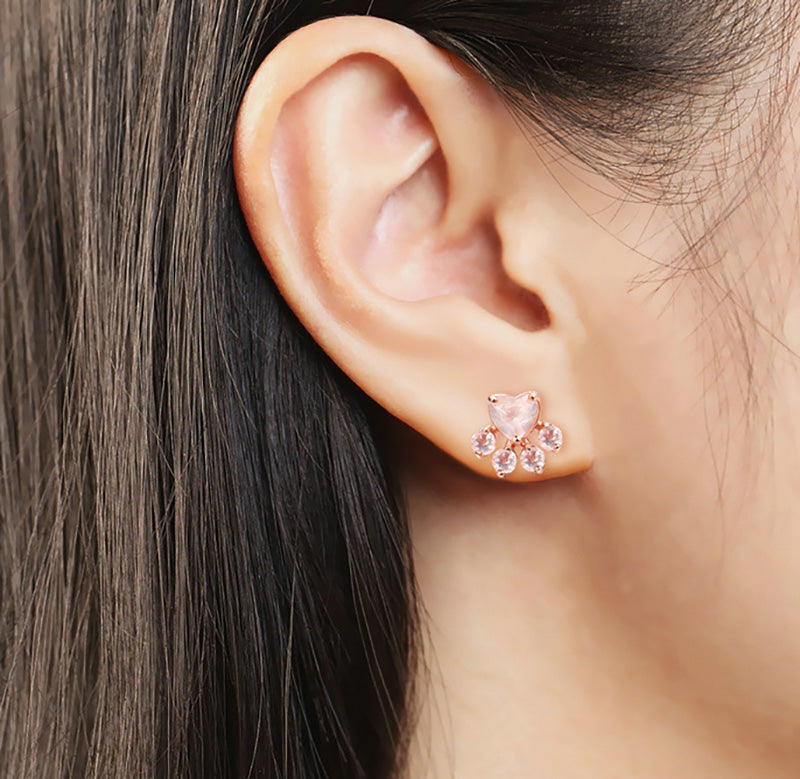 Pfote: Ohrringe aus 925er Silber mit 18 Karat rosévergoldeten Rosenquarzsteinen